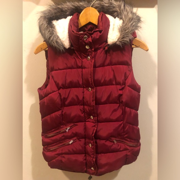 Quilted puffer vest w Sherpa lining throughout vest/hood - Picture 1 of 12